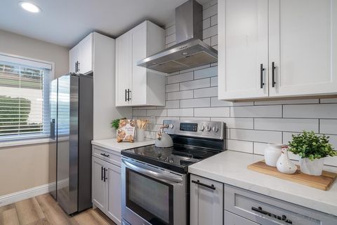 Photo of 3121 Evening Way Way #B, La Jolla, CA 92037 (MLS # 260003900SD)