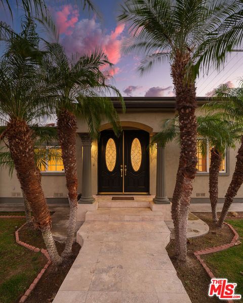 Photo of 4356 kingswell Ave, Los Angeles, CA 90027 (MLS # 25626293)