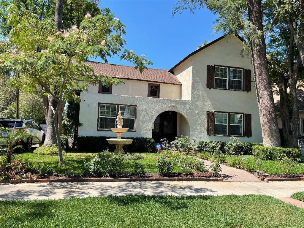 This is a shared home ROOMMATE situation.
Spacious Master bedroom with Master bath and closet for Lease. This Master bedroom has enough room to accommodate 2 full size beds. There are a total of 3 bedrooms in the unit, with a kitchen, Laundry room, Living room and a nice small back patio for entertainment. All common area will be shared with other occupants. The unit is equipped with a refrigerator, stove, microwave, dishwasher, washer and dryer. The property is a Duplex with downstairs and upstairs units. The Master bedroom is located in the downstairs unit.
Property is conveniently located near to Riverside City College, walking distance to Downtown Riverside and Mt. Rubidoux hiking trail.