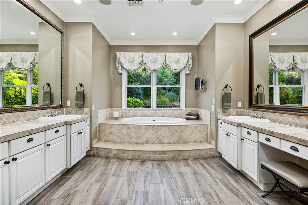 La Verne, California, 91750, United States, 5 Bedrooms Bedrooms, ,6 BathroomsBathrooms,Residential,Active,2023380