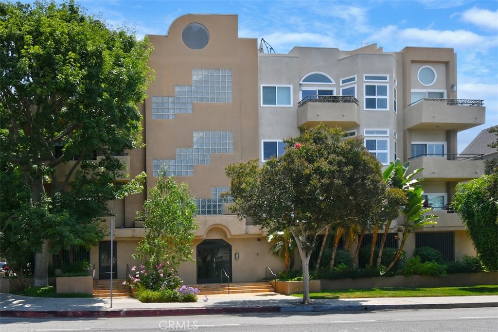 Colfax Meadows Condo in Prime Location!
Located in one of Studio City’s most sought-after neighborhoods, this beautifully remodeled 2-bedroom, 2-bath condo offers an exceptional living experience. The open-concept layout is enhanced by tray ceilings and features a welcoming living room with a decorative fireplace and access to two private balconies.
The smart split-bedroom floor plan ensures privacy for both residents and guests, while the updated kitchen and bathrooms are finished with tasteful, modern touches throughout.
This secure, gated building includes: a dry heat sauna, fitness room, and trash chutes conveniently located on every floor. The unit comes with assigned tandem parking and guest parking. HOA dues cover earthquake insurance, hot water, trash, and building maintenance.
Enjoy close proximity to everything Studio City has to offer—Ventura Blvd’s restaurants and boutiques, Fryman Canyon trails, Tujunga Village, and the vibrant Studio City Farmers Market are all just moments away.
Buyers are advised to independently verify the accuracy of all information and investigate all aspects of the property through personal inspection and qualified professionals.