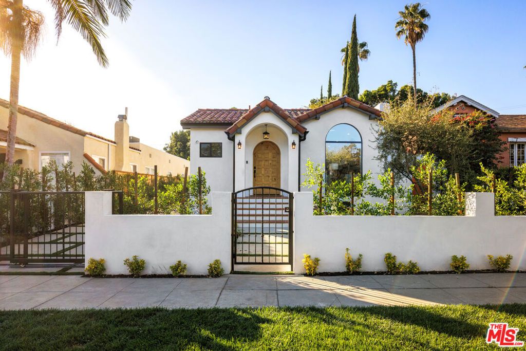 Photo of 913 S Mullen Avenue, Los Angeles, CA 90019 (MLS # 25606741)