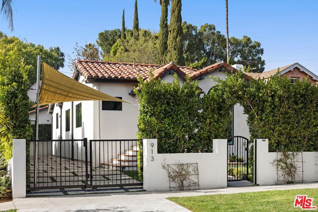 Photo of 913 S Mullen Avenue, Los Angeles, CA 90019 (MLS # 25606741)