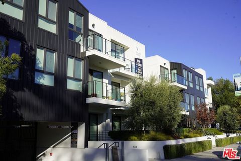 Photo of 11445 RIVERSIDE Drive #101, North Hollywood, CA 91602 (MLS # 26655921)