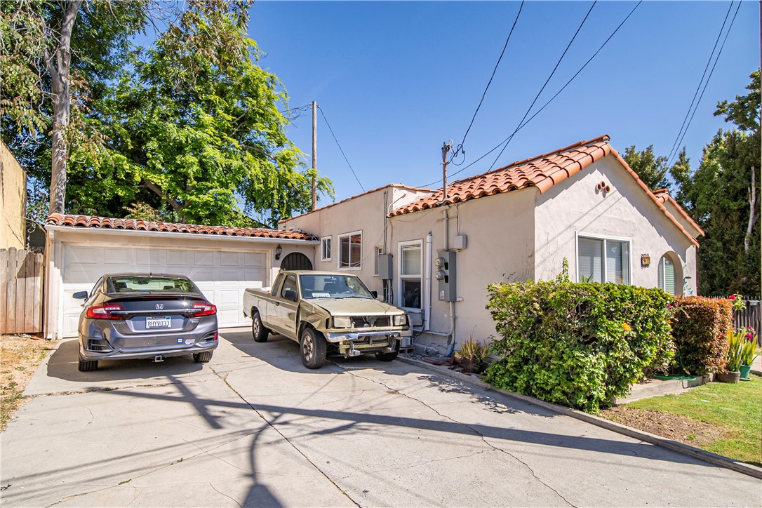 907 E Mountain View