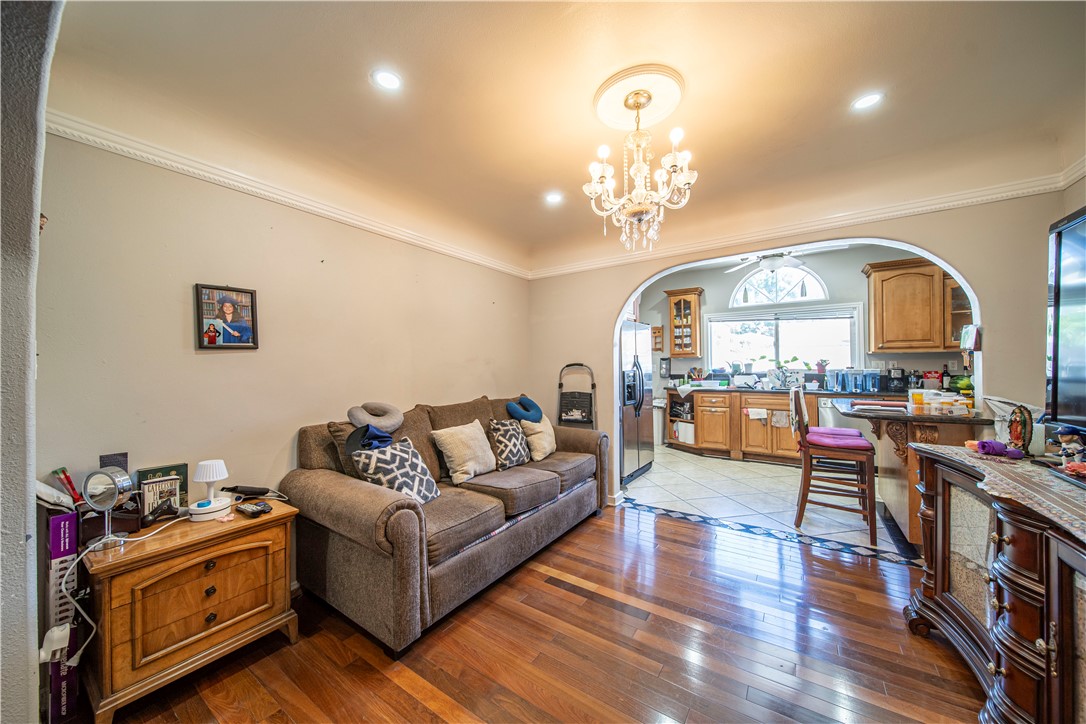 907 E Mountain View