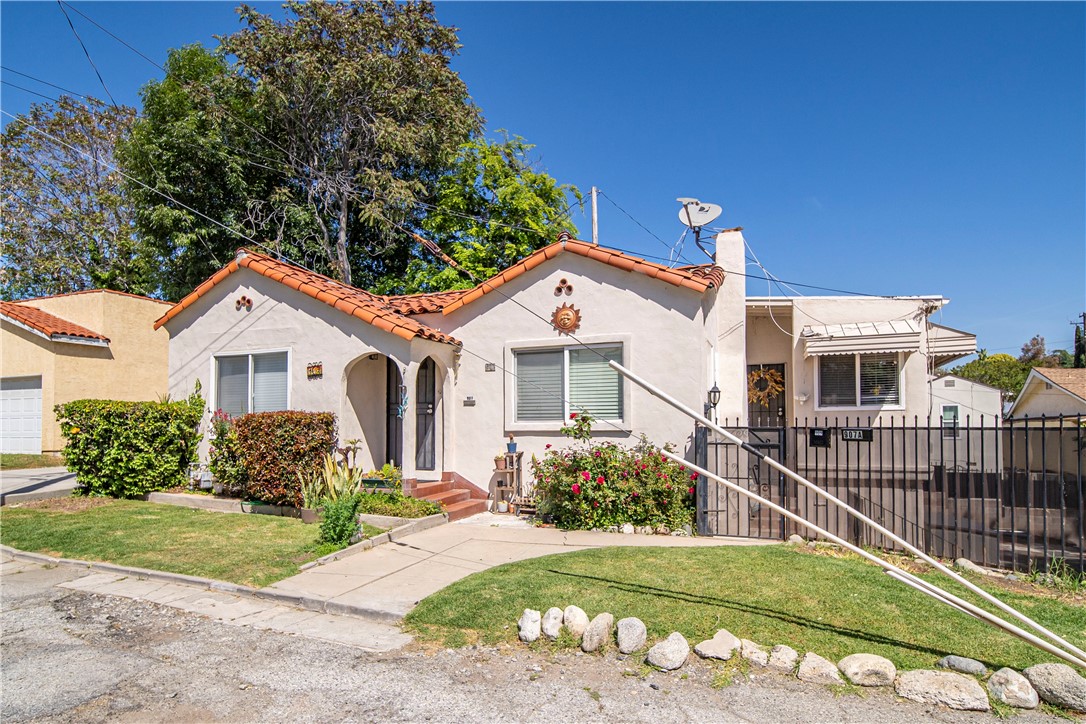 907 E Mountain View