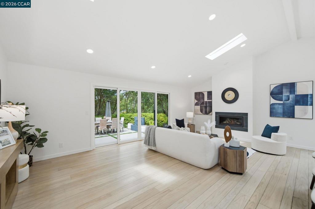 9 Easton Ct