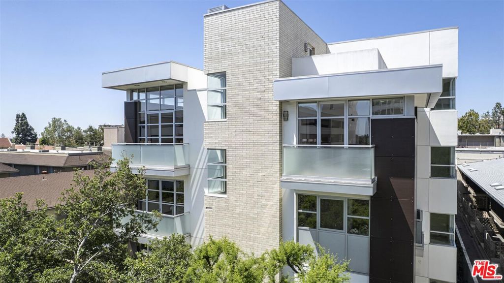 Properties 1 257 S Hudson Avenue 301