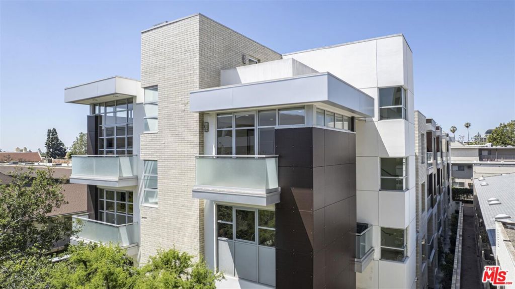 Properties 2 257 S Hudson Avenue 301