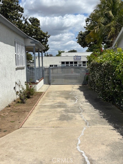 909 S Almansor S