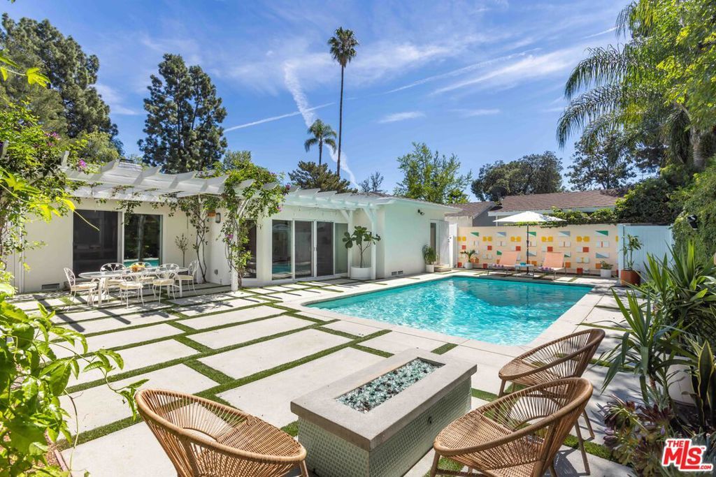 Photo of 5719 Rhodes Avenue, Valley Village, CA 91607 (MLS # 26671803)