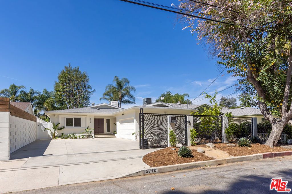 Photo of 5719 Rhodes Avenue, Valley Village, CA 91607 (MLS # 26671803)