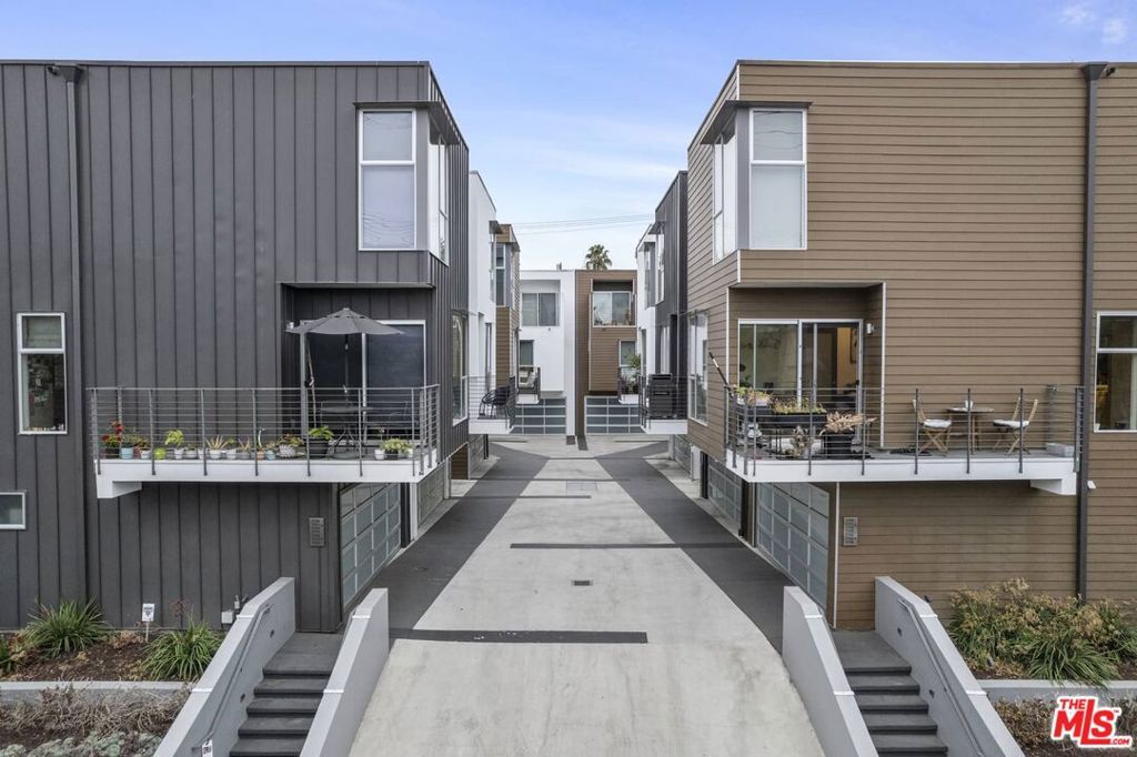 Photo of 7193 W Formosa Fusion Court, Los Angeles, CA 90046 (MLS # 25577385)