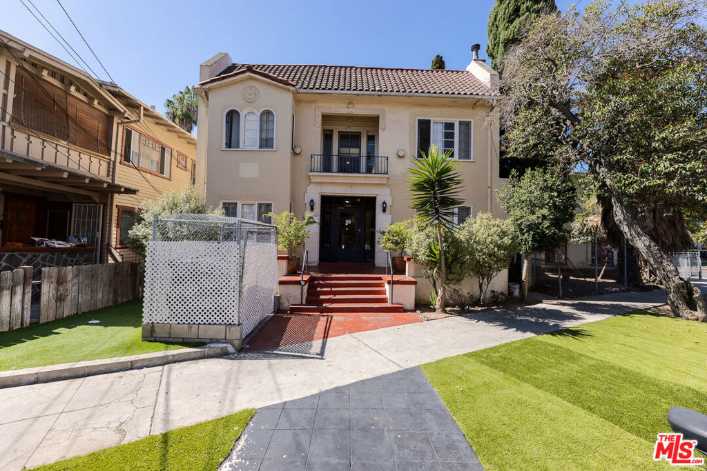 Located near Alvarado Terrace Park, this one bedroom combines convenience with a lively neighborhood vibe, perfect for those seeking a move-in-ready home. Centrally located for easy access to downtown. Photos coming soon.