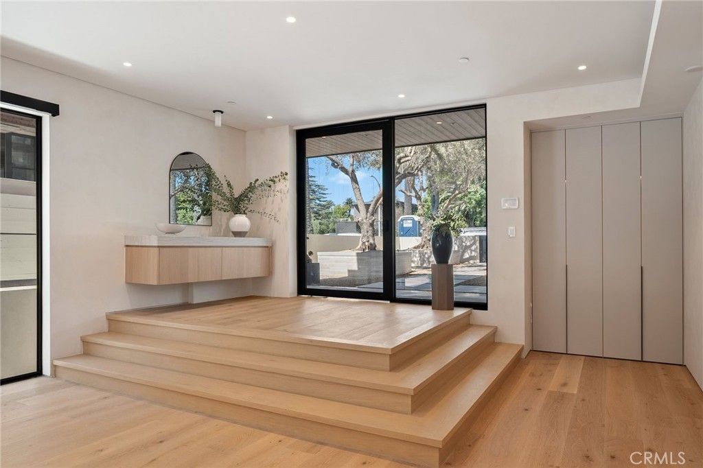 Photo of 528 Marguerita Avenue, Santa Monica, CA 90402 (MLS # SR25219557)