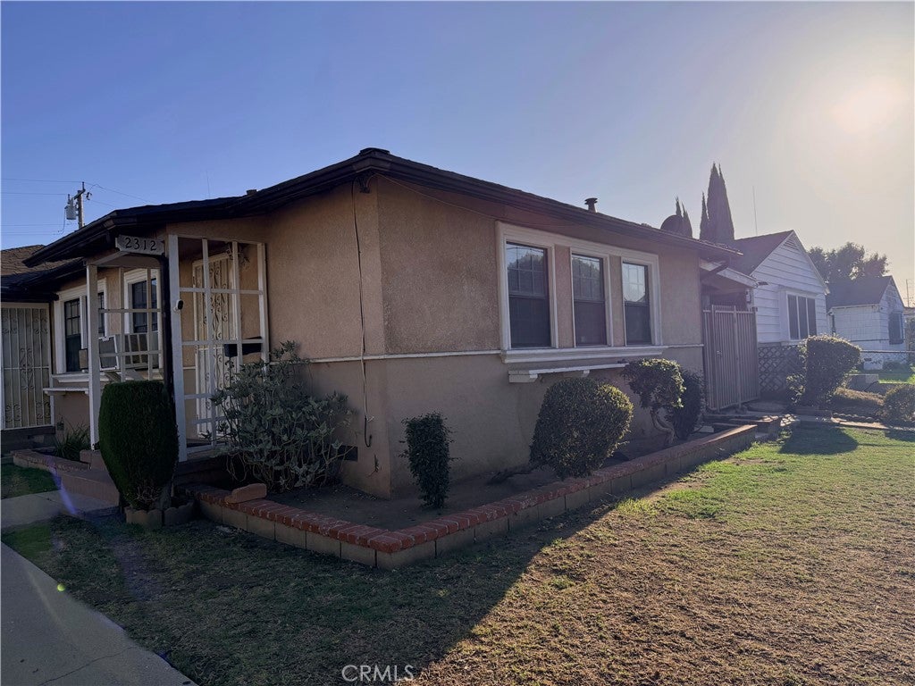 2310 W Compton