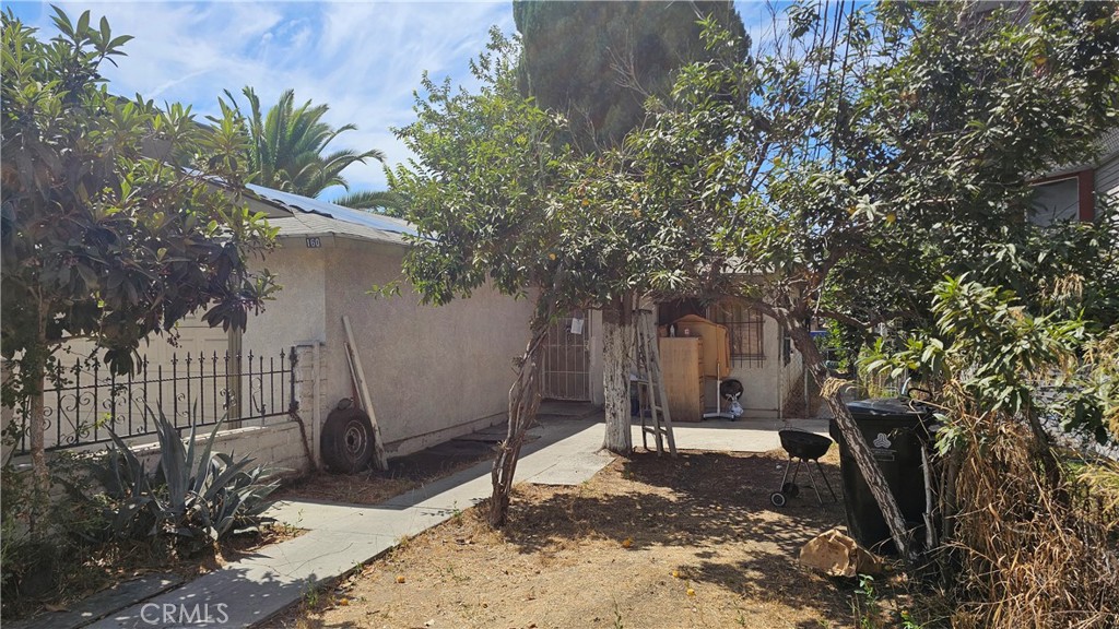 Probate sale, no court confirmation required. Administrator has Full Authority under IAEA. Property sold as-is. 4 bedrooms and 2 bathroom. Needs TLC This home is in a convenient location near U.S.C. & Downtown L.A. with easy access to the 10 and 110 freeways.