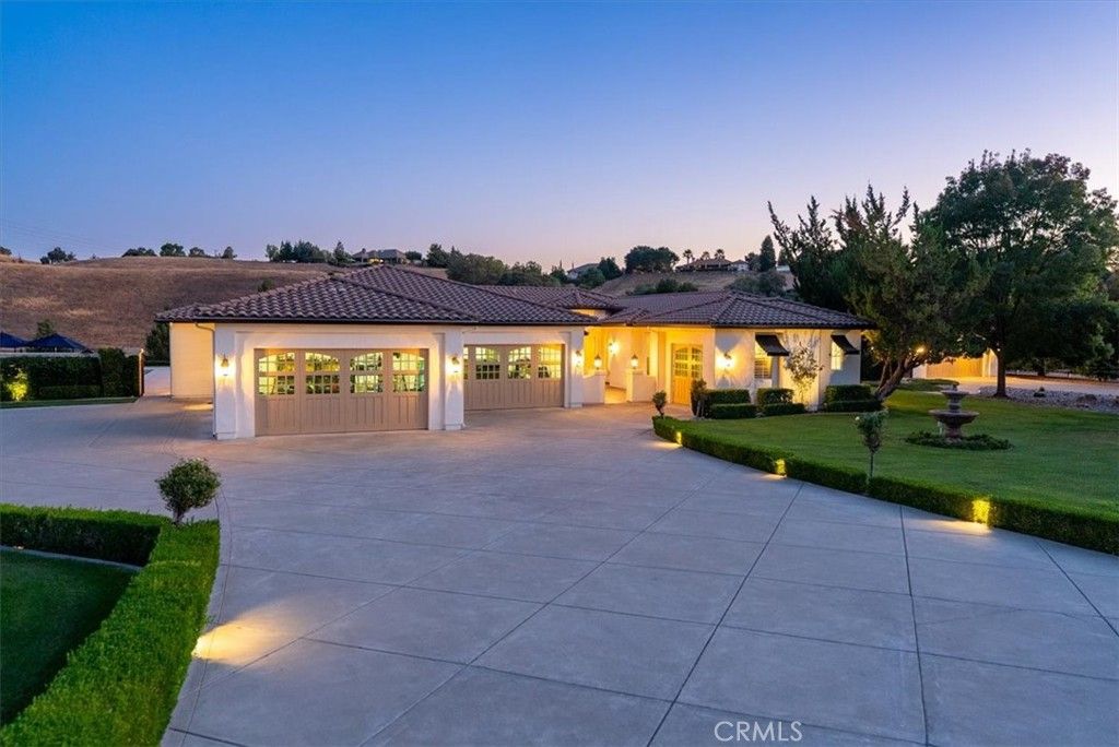 Photo of 2015 Calle Pattitio, Templeton, CA 93465 (MLS # NS25219441)