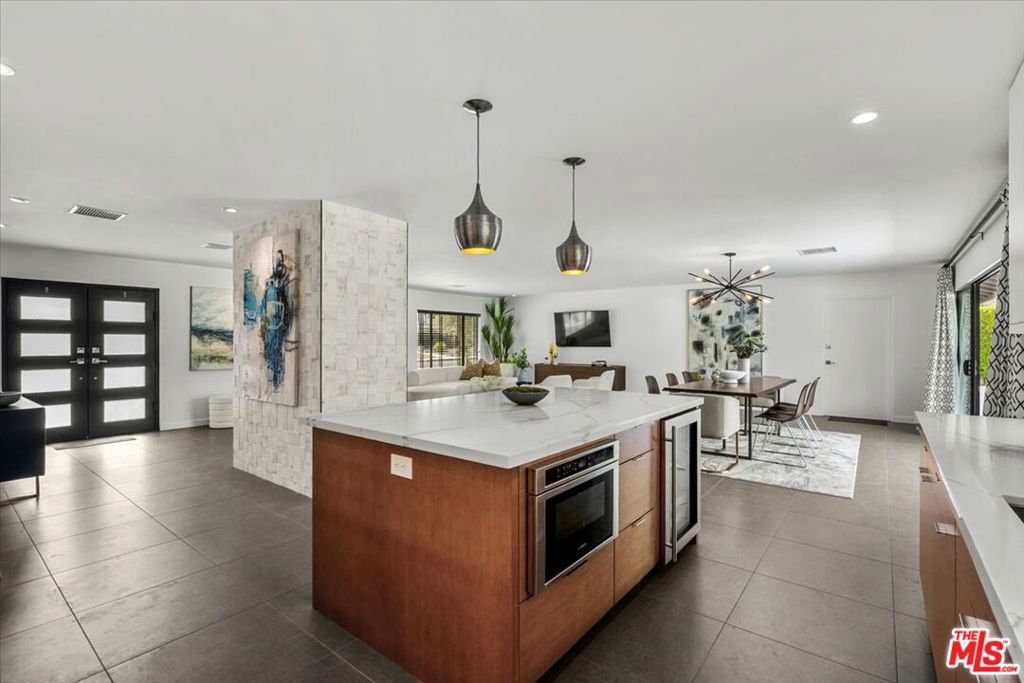 Los Compadres - Residential