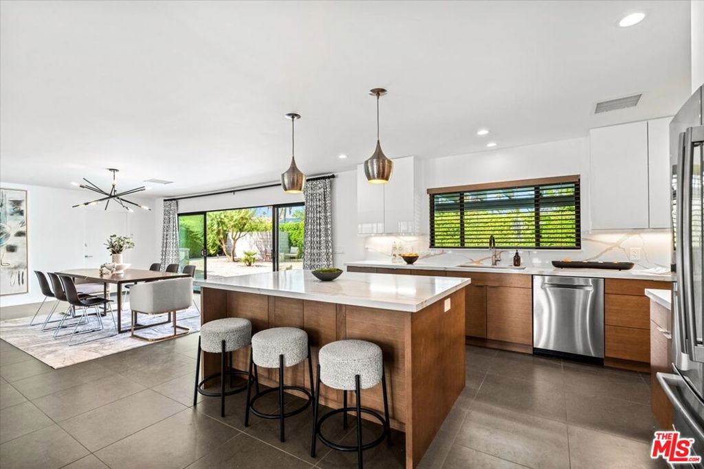 Los Compadres - Residential