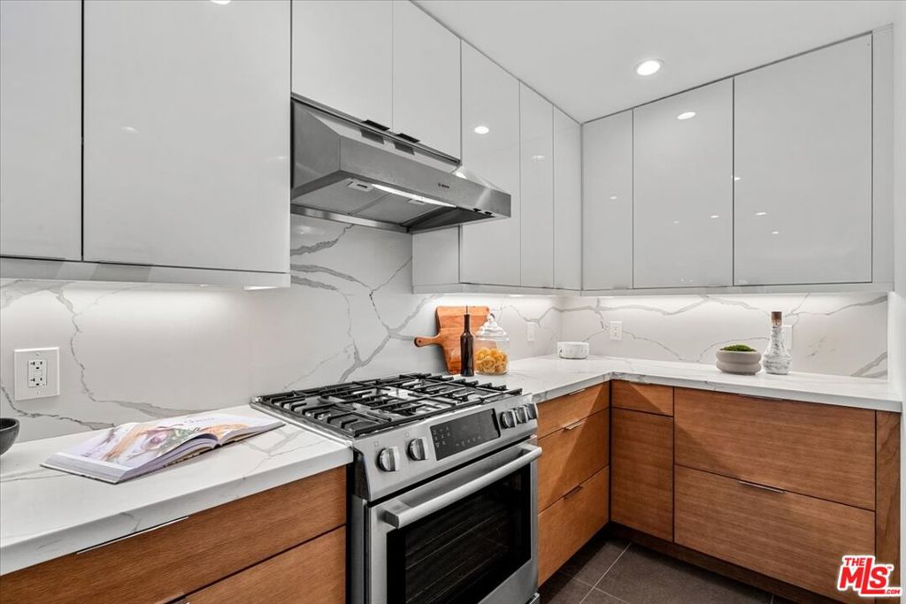 Los Compadres - Residential