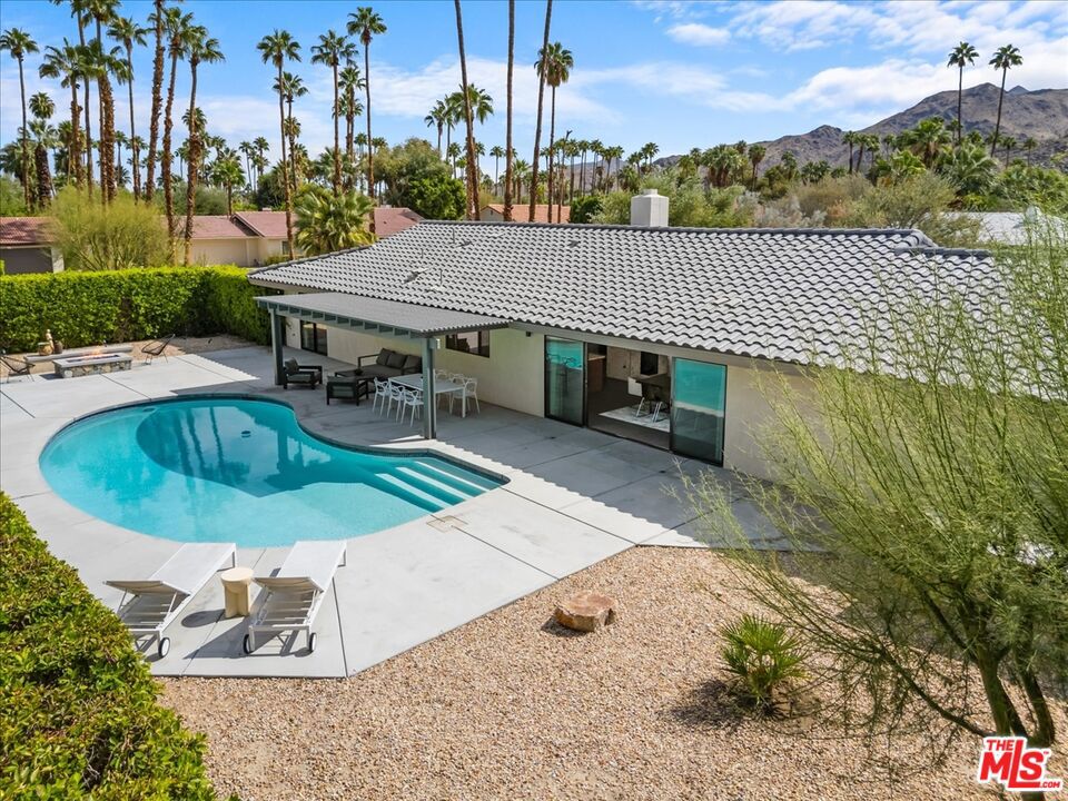 Los Compadres - Residential