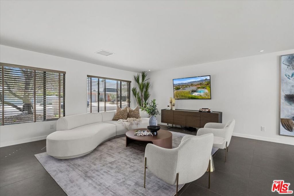 Los Compadres - Residential