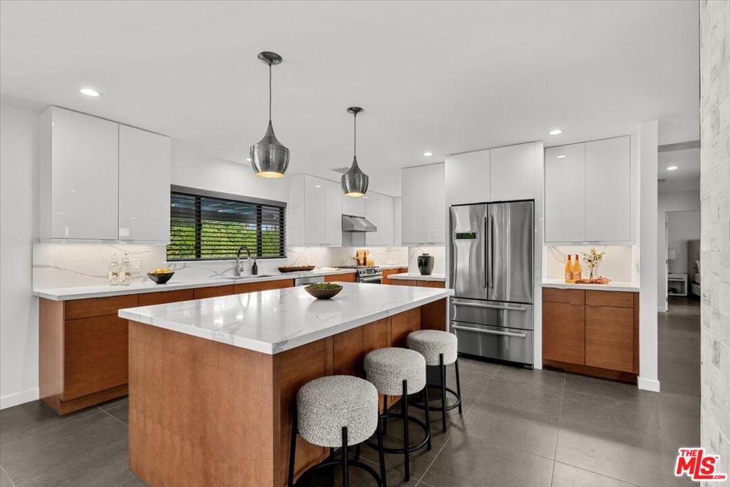 Los Compadres - Residential