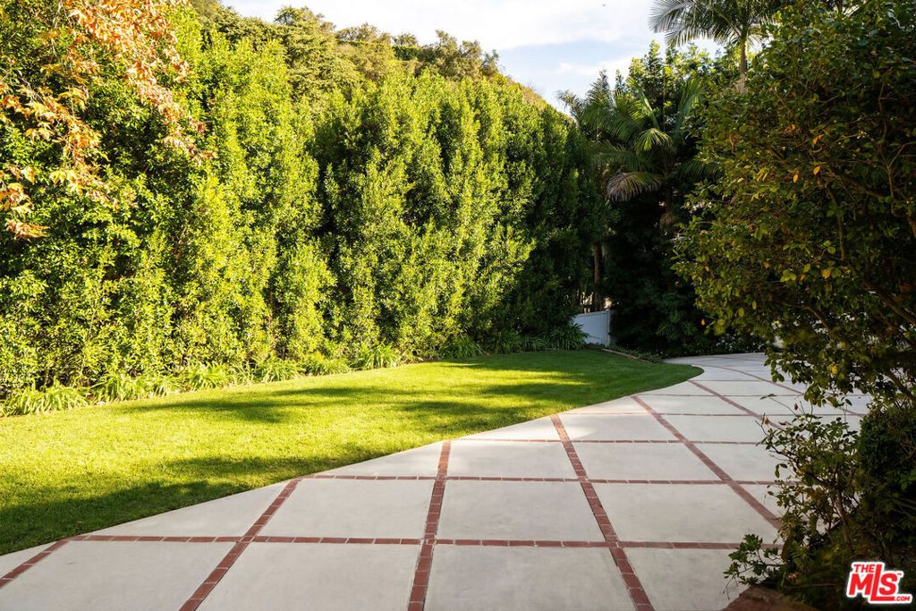 Photo of 2533 Benedict Canyon Drive, Beverly Hills, CA 90210 (MLS # 26671883)