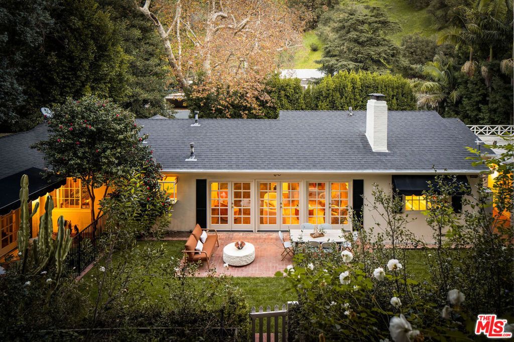 Photo of 2533 Benedict Canyon Drive, Beverly Hills, CA 90210 (MLS # 26671883)