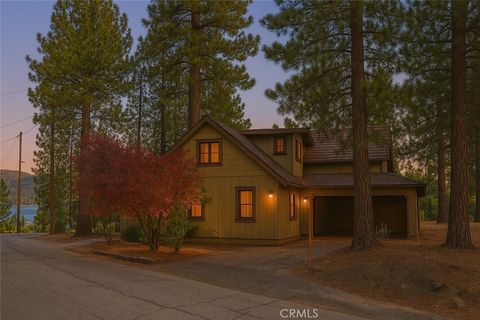 Photo of 40153 Lakeview Drive, Big Bear Lake, CA 92315 (MLS # IG25077617)