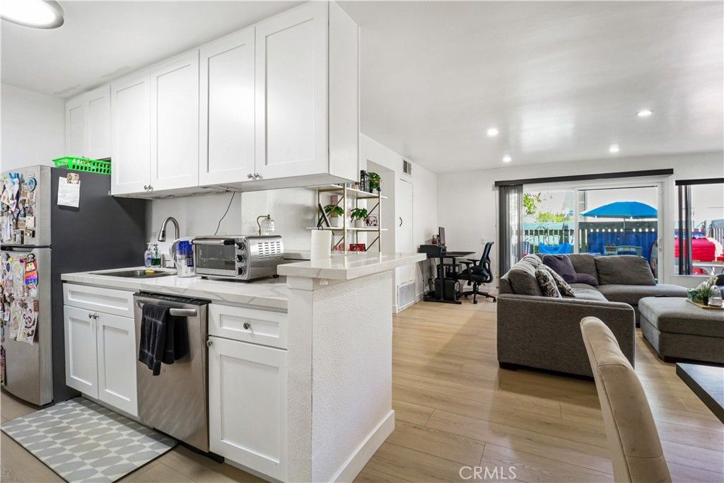 Photo of 5700 Etiwanda Ave #105, Tarzana, CA 91356 (MLS # SR26041284)