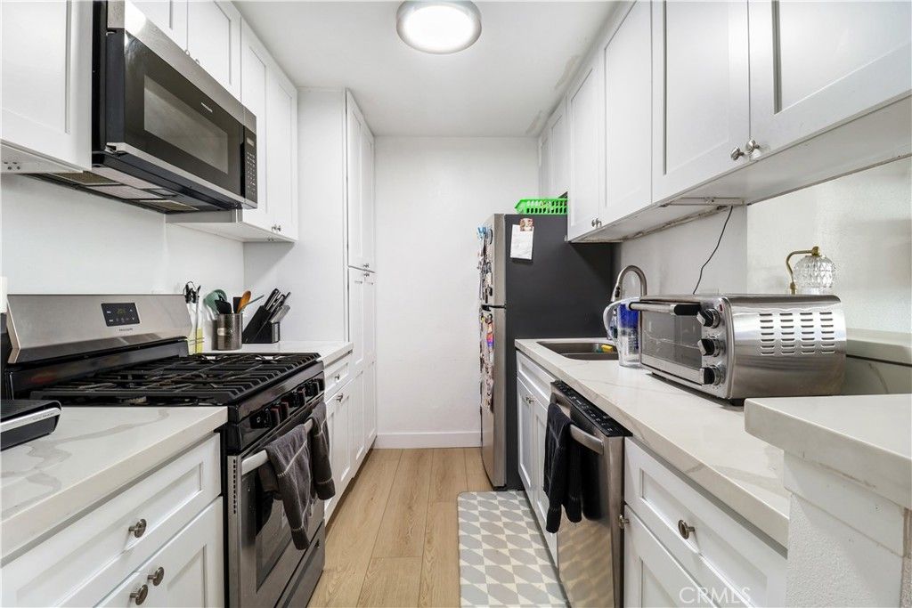 Photo of 5700 Etiwanda Ave #105, Tarzana, CA 91356 (MLS # SR26041284)