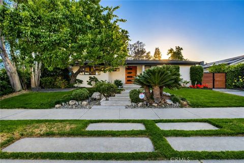Photo of 5715 Corteen PL, Valley Village, CA 91607 (MLS # SR26128602)