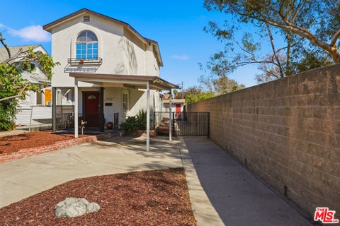 Photo of 2216 5th Avenue, Los Angeles, CA 90018 (MLS # 26997901)