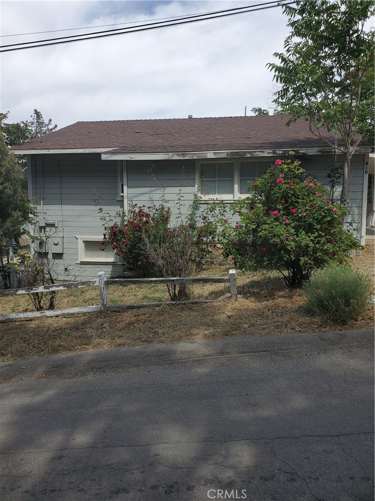 This well taken care of home is on a great street in Frazier Park. 2 bedrooms, one bath, Livingroom, and kitchen are on the main floor. The downstairs has a work room or could be used for storage. also has an area that could be used as a s mother in-law quarters, guest quarters, or to generate some income as a rental. Bring the family up. Great schools. Come enjoy all Frazier Park has to offer. Come and enjoy all four seasons.