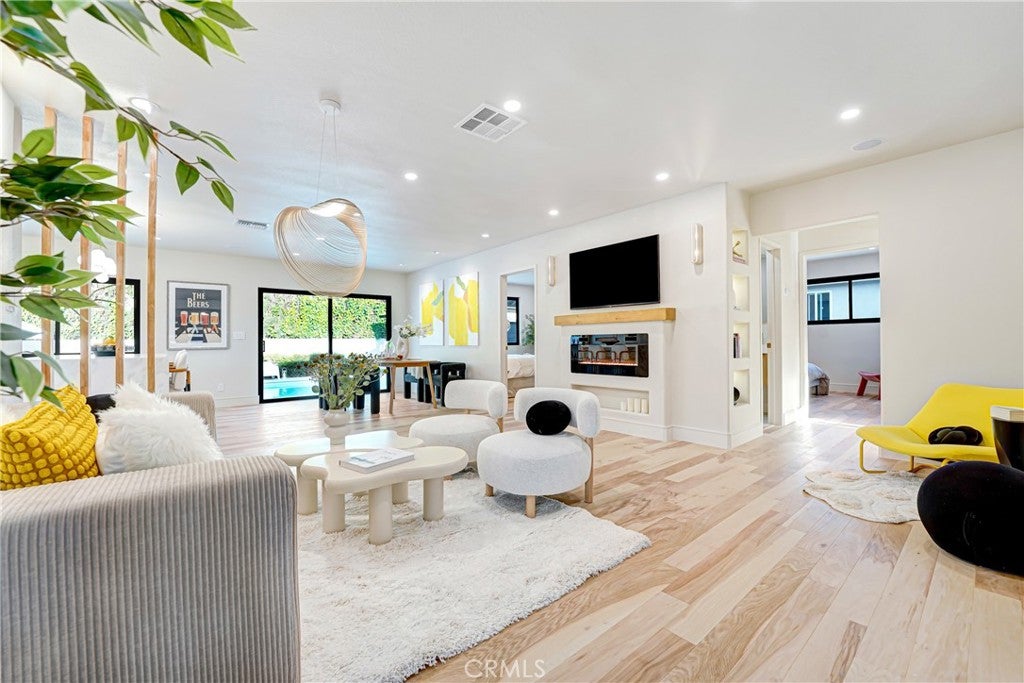 Tarzana, California, 91356, United States, 4 Bedrooms Bedrooms, ,2 BathroomsBathrooms,Residential,Active,2043142