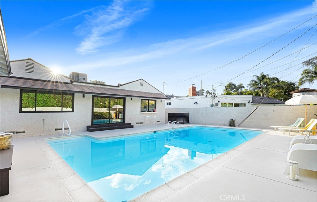 Tarzana, California, 91356, United States, 4 Bedrooms Bedrooms, ,2 BathroomsBathrooms,Residential,Active,2043142