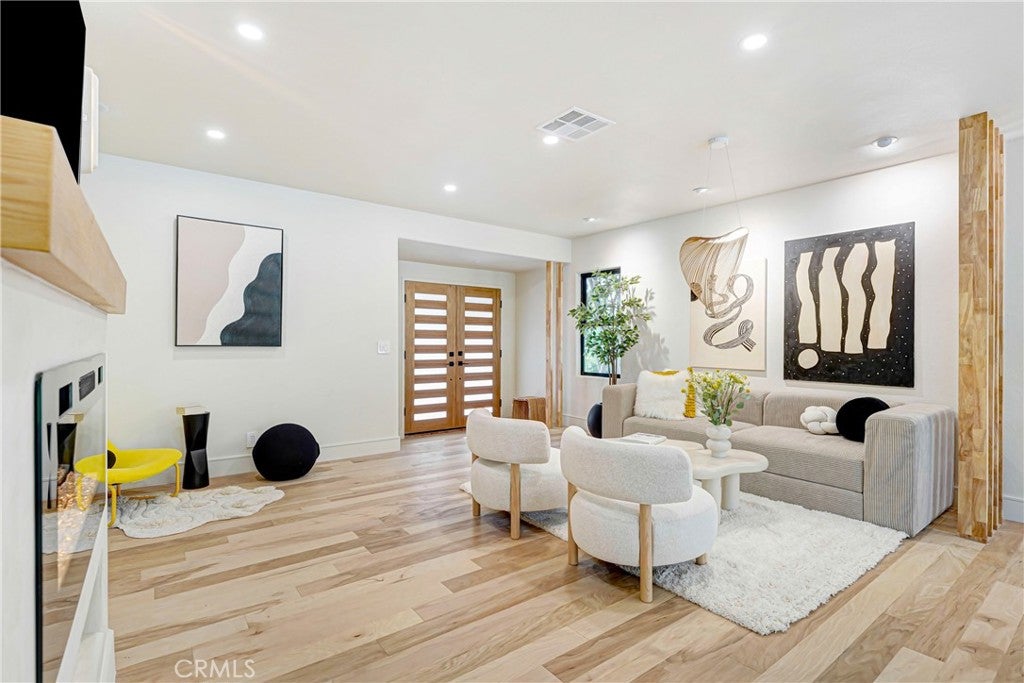 Tarzana, California, 91356, United States, 4 Bedrooms Bedrooms, ,2 BathroomsBathrooms,Residential,Active,2043142