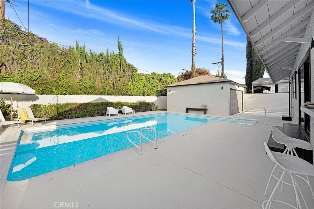 Tarzana, California, 91356, United States, 4 Bedrooms Bedrooms, ,2 BathroomsBathrooms,Residential,Active,2043142