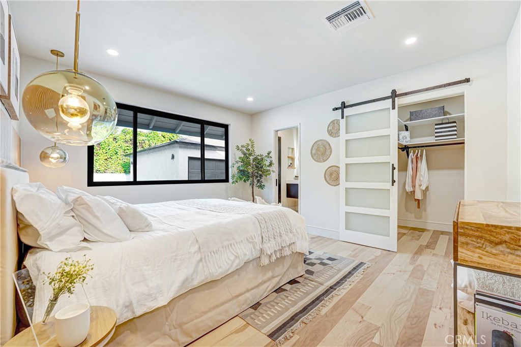 Tarzana, California, 91356, United States, 4 Bedrooms Bedrooms, ,2 BathroomsBathrooms,Residential,Active,2043142