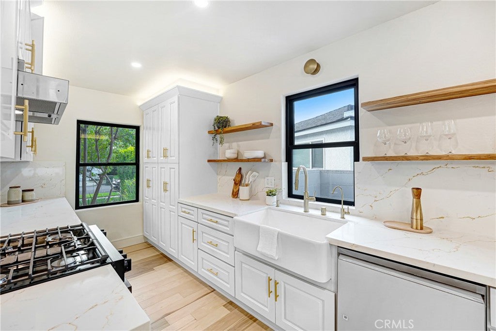 Tarzana, California, 91356, United States, 4 Bedrooms Bedrooms, ,2 BathroomsBathrooms,Residential,Active,2043142