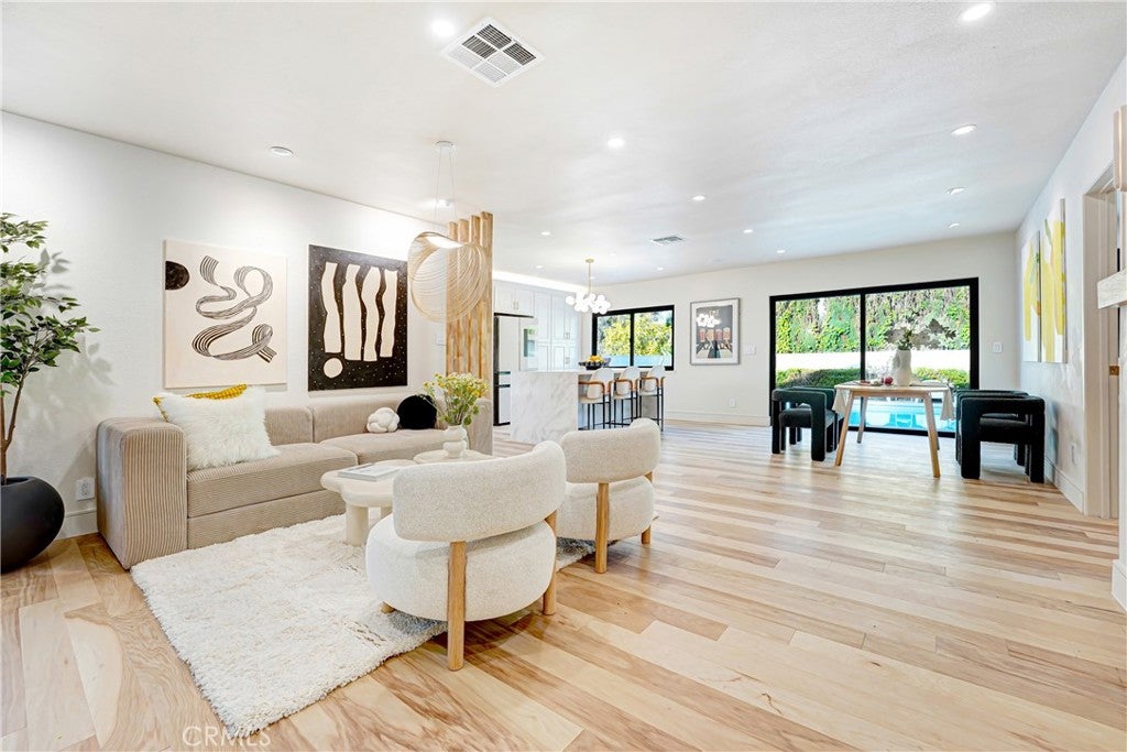 Tarzana, California, 91356, United States, 4 Bedrooms Bedrooms, ,2 BathroomsBathrooms,Residential,Active,2043142