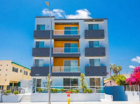 Photo of 1545 S Fairfax AVE, Los Angeles, CA 90019 (MLS # SR26150926)