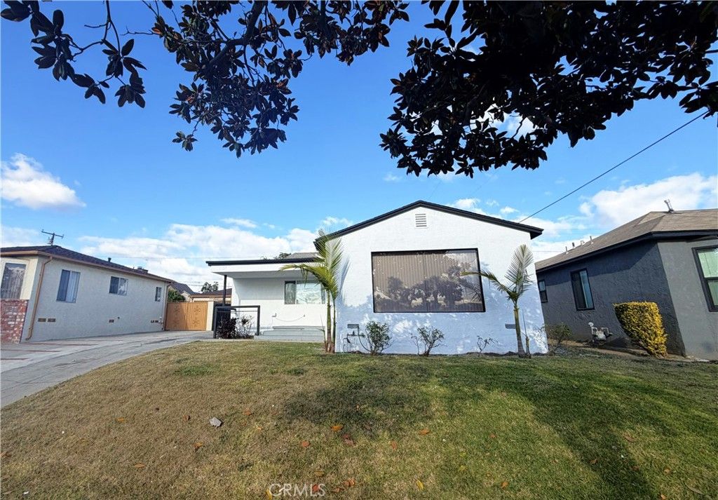 Photo of 11148 S Wilton Place, Los Angeles, CA 90047 (MLS # CV26112915)