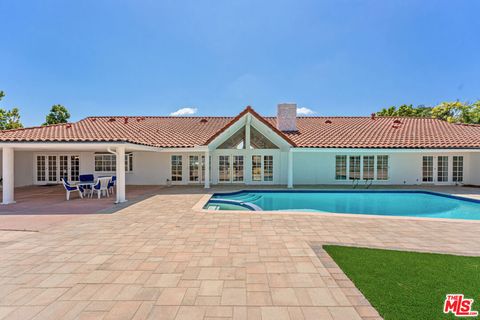 Photo of 4159 Regal Oak Drive, Encino, CA 91436 (MLS # 26829573)