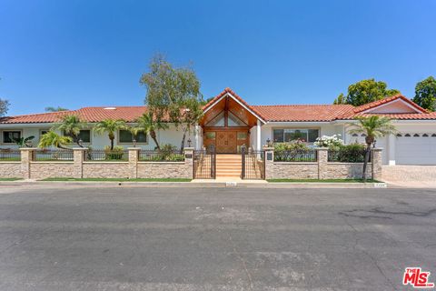 Photo of 4159 Regal Oak Drive, Encino, CA 91436 (MLS # 26829573)