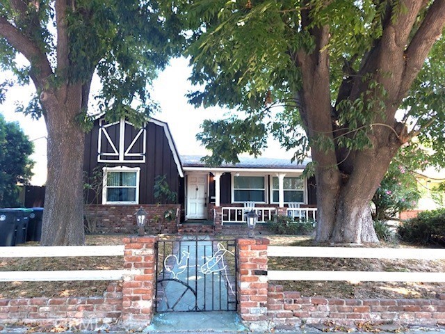 FAMILY TRUST AUCTION!!! RARE OPPORTUNITY TO PURCHASE A 3 BEDROOM, 2 BATHROOM HOME WITH AN EMPTY POOL IN THE HIGHLY SOUGHT AFTER ORANGE COUNTY CITY OF TUSTIN. THIS FIXER HOME FEATURES A LIVING ROOM, DINING AREA, BACK BONUS ROOM AND 2 CAR GARAGE WITH WASHER/DRYER HOOKUP. NO COURT CONFIRMATION.