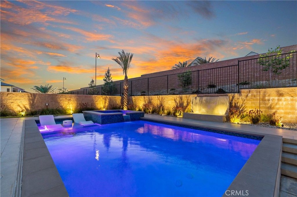 listing image 130722875149059645619